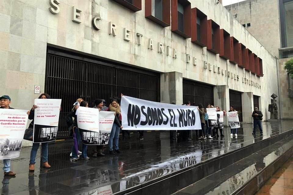 Representantes de más de 30 organizaciones civiles se manifestaron frente a la SRE.