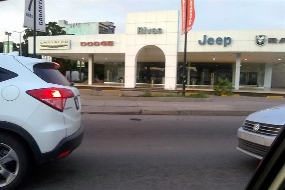 Establecimientos como esta agencia de autos ubicada en Avenida Zapata cerraron ante los hechos de violencia.
