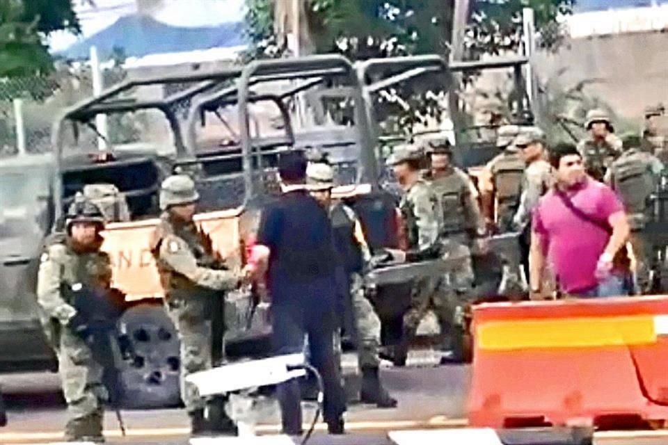 ¿AMIGOS O RIVALES? Sicarios que iban al rescate del Chapito toparon con soldados en un retén en el ejido de Costa Rica. Se saludaron con amabilidad y familiaridad.