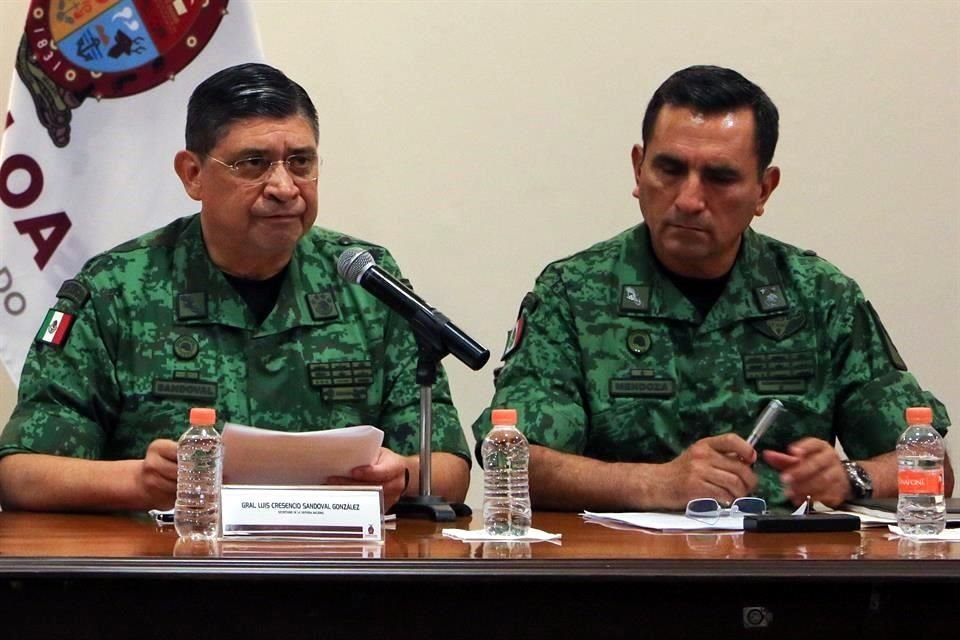 El Secretario de la Defensa Nacional, Luis Cresencio Sandoval (izquierda).