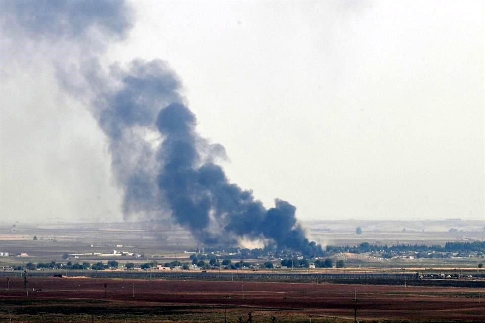 Una columna de humo saliendo de la ciudad de Ras al-Ain, en el norte de Siria durante un ataque lanzado por el ejército turco ayer.