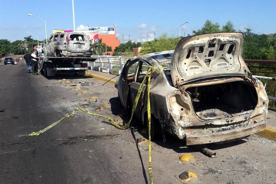 Bloqueo en el crucero del bulevar Rotarismo y Enrique Félix Castro, en el sector Tres Ríos, al norte de Culiacán, Sinaloa.