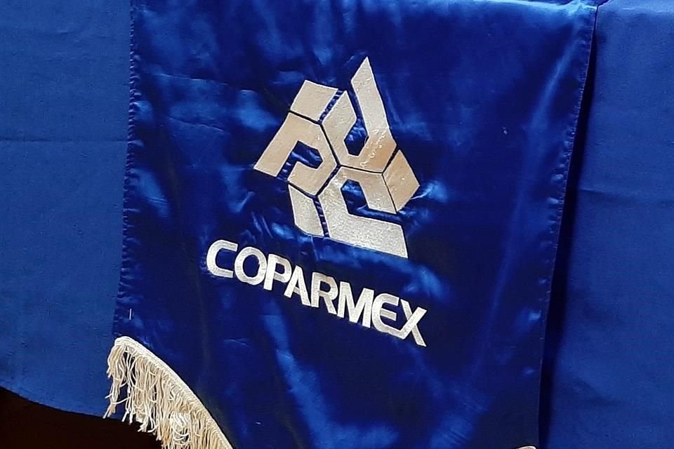 Coparmex demand al Gobierno una nueva estrategia para atender crisis por Covid-19, como cancelar obras no prioritarias y apoyos fiscales.