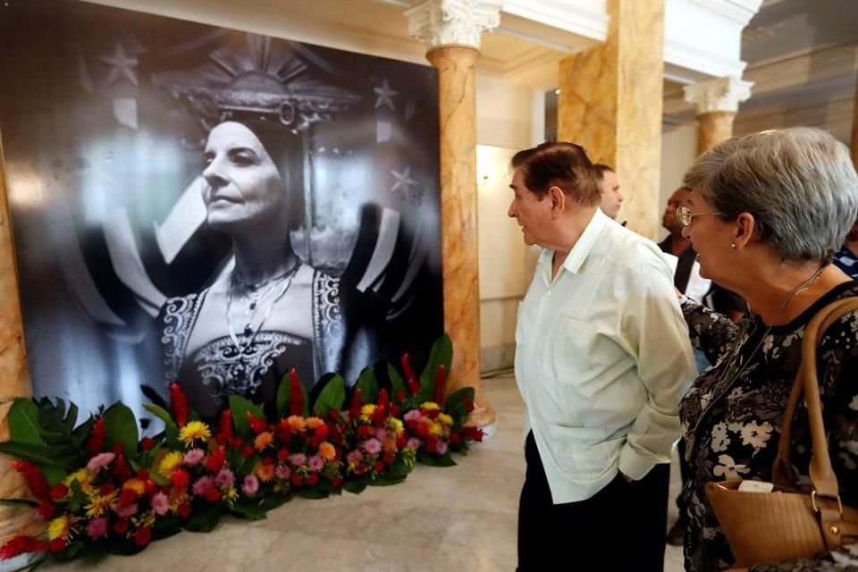 Grandes imágenes de la fundadora del Ballet Nacional de Cuba y sus decenas de condecoraciones flanqueaban el féretro.