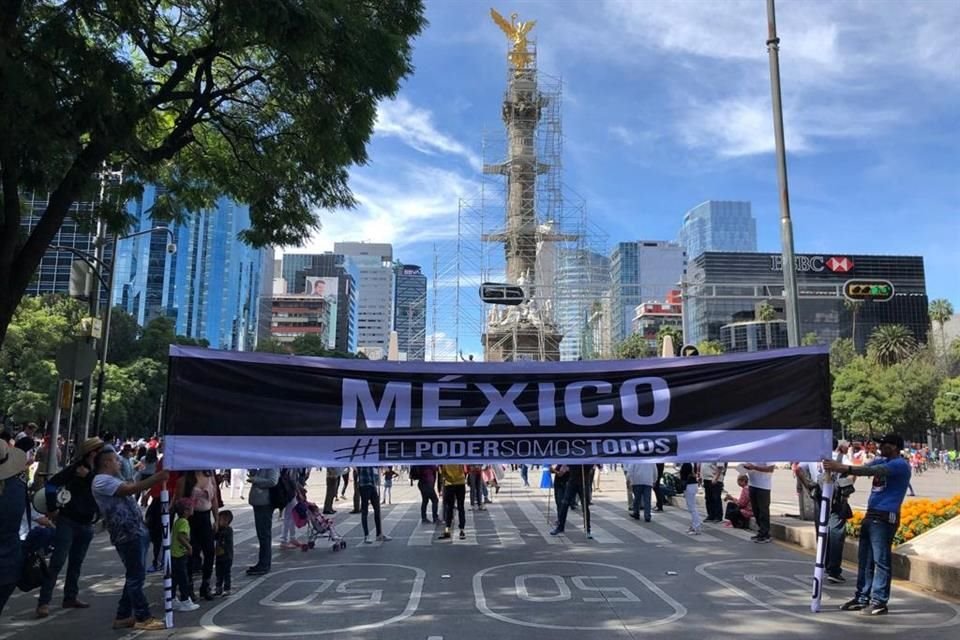 Una manta en la que se lee la frase 'México #ElPoderSomosTodos' luce al frente de la movilización convocada por más de 40 organizaciones civiles.