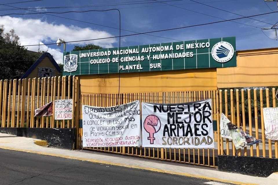 Las instalaciones del plantel lucen con pancartas en exigencia de justicia luego que una menor denunció que fue violada en la institución.
