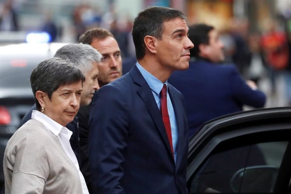 El Presidente español, Pedro Sánchez, viajó a Barcelona para visitar a policías heridos y reunirse con responsables de seguridad.