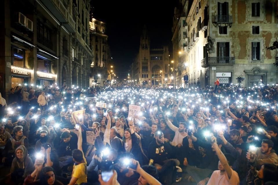 Autoridades detuvieron a 6 personas durante protestas callejeras independentistas de últimas horas en Cataluña, según informó la Policía.