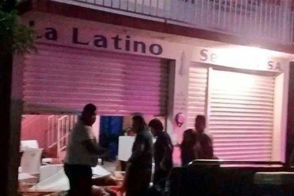 Dos personas murieron y tres resultaron heridas durante ataque de un comando al bar La Cruz de Catemaco, Veracruz, informó la SSP estatal.