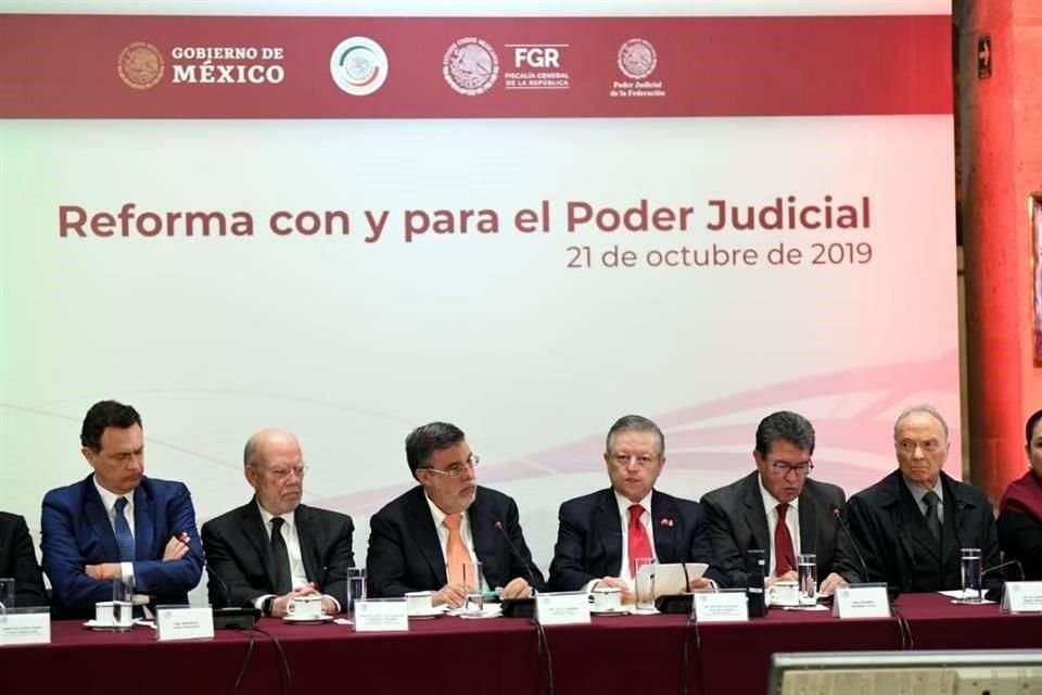 Legisladores y funcionarios del Poder Judicial participaron en la presentacin de la Reforma en el Senado.