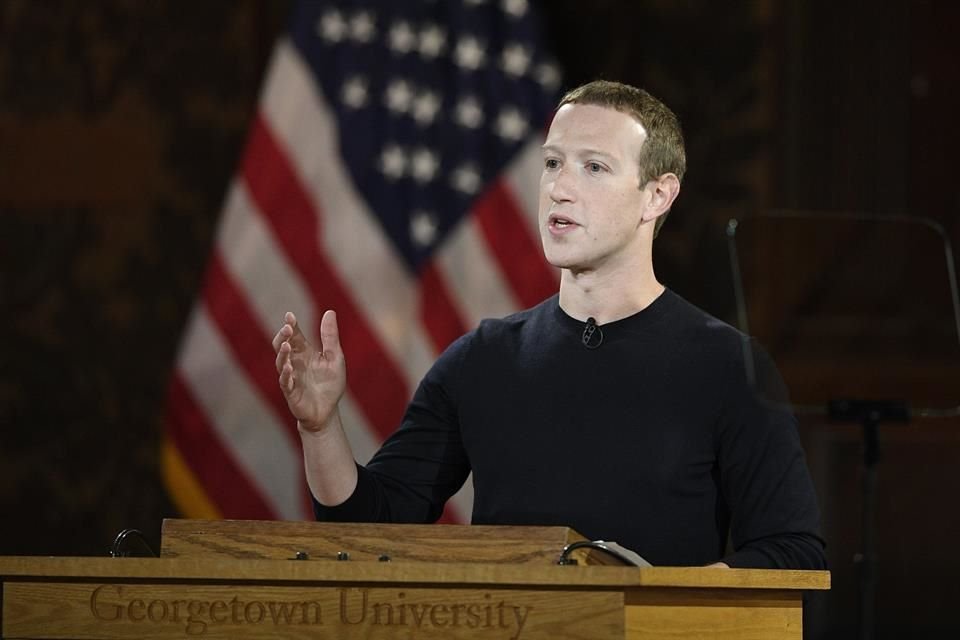 Mark Zuckerberg, fundador de Facebook, ha sido señalado por políticos ante los esfuerzos de interferencia electoral que ocurren en la red social.
