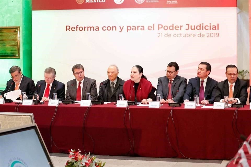 Legisladores, funcionarios, jueces y expertos en la presentación de la 'Reforma con y para el Poder Judicial'.