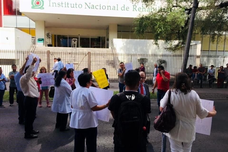 Los trabajadores protestan en Periférico, frente al hospital.