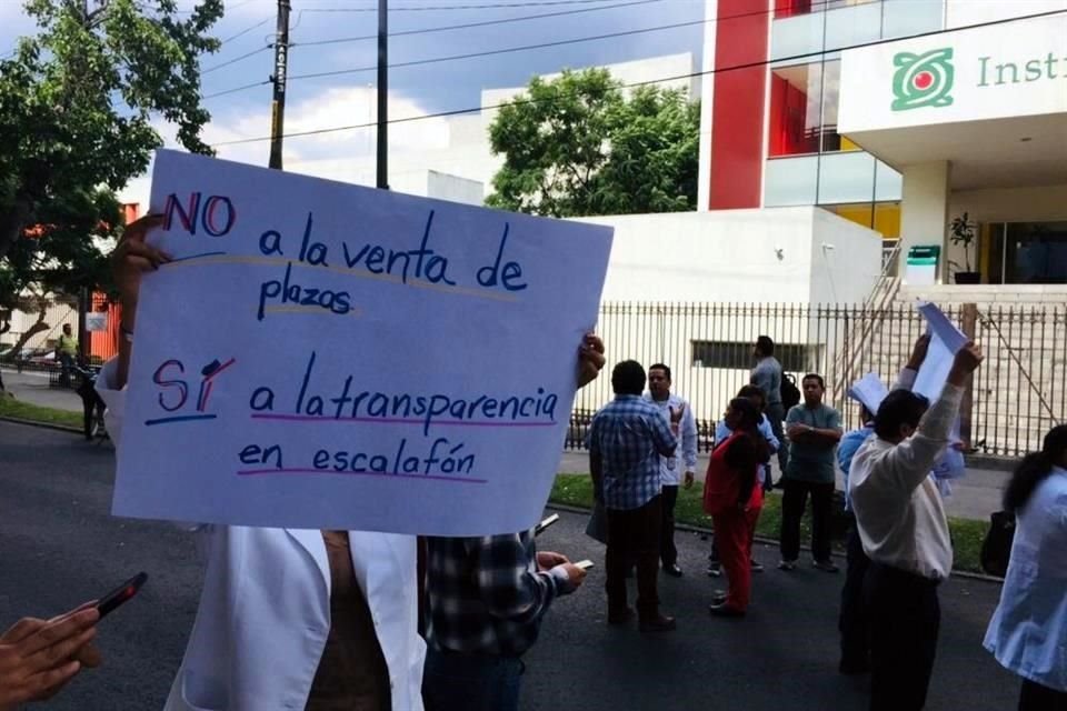 Los trabajadores protestan en Periférico, frente al hospital.