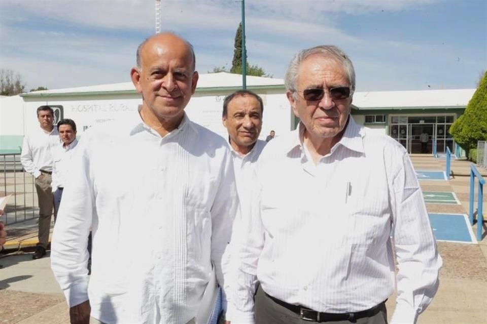 Juan Ferrer y Jorge Alcocer durante una gira de Andrés Manuel López Obrador por hospitales del IMSS.