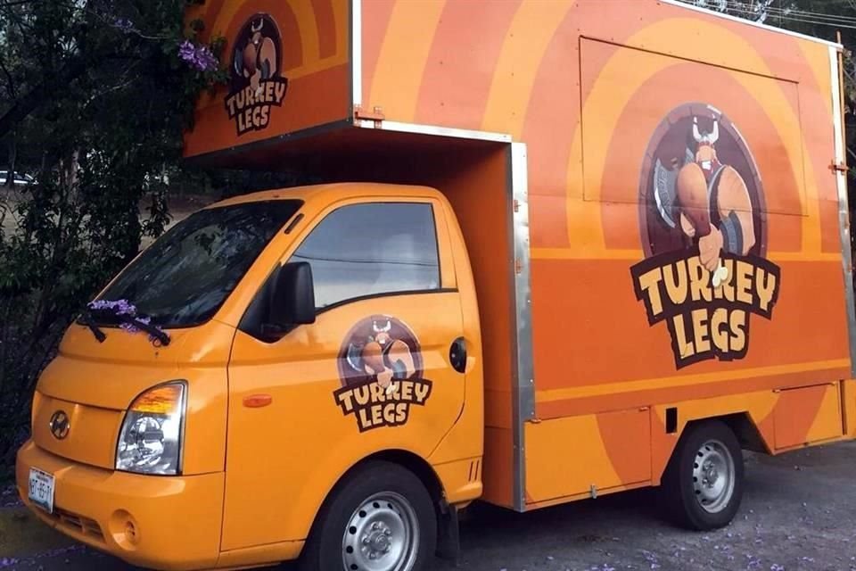 Turkey Legs es un camión que ofrece piernas de pavo bañadas en diversas salsas.