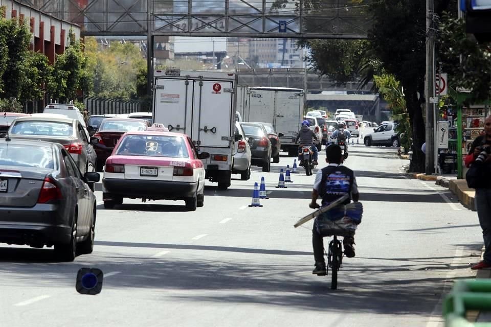 Los autos tiraban los conos e invadían el carril confinado al transporte público en Calzada de Tlalpan. 