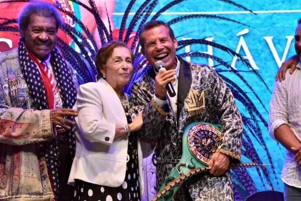 JC Chávez, entre figuras del boxeo, fue felicitado por su mamá.