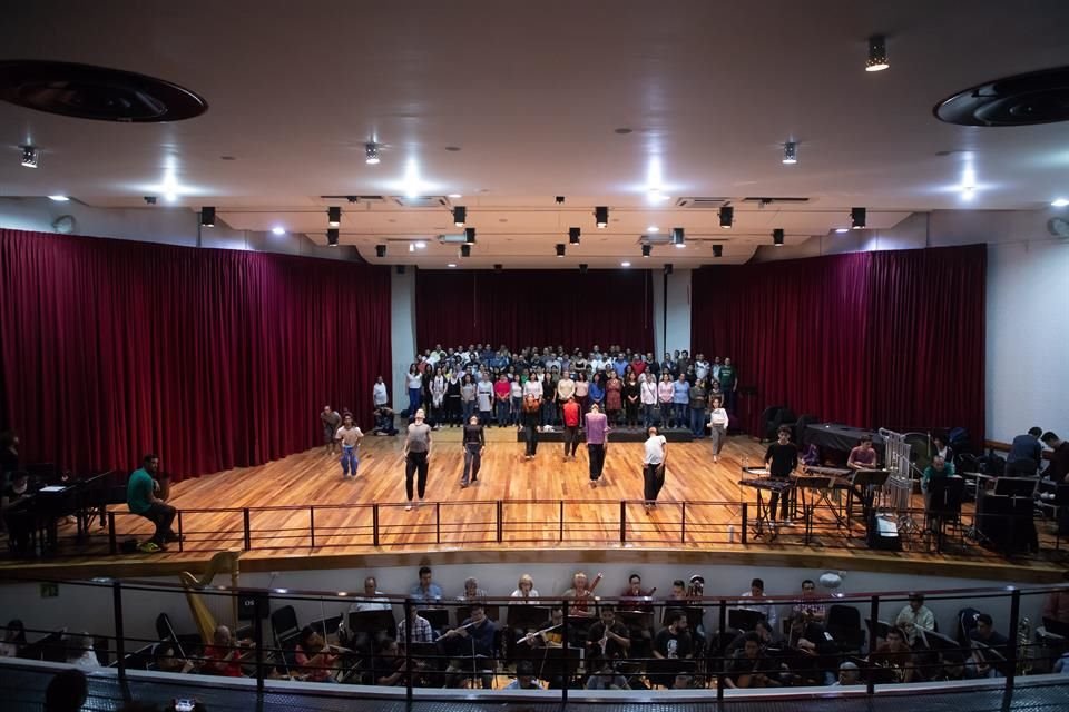 El salón se dividió en tres partes: sobre el escenario, al fondo se ubicaron los 80 coristas en la zona media se colocó el ballet que complementa los temas y la orquesta se ubicó en la fosa.