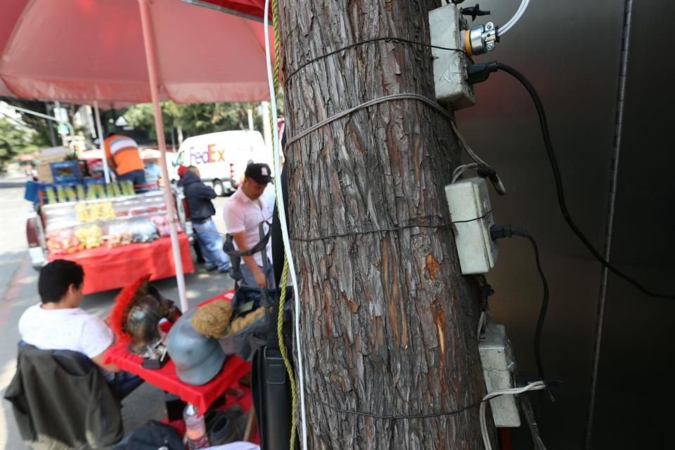 Vecinos de la calle Tlaxcala acusan afectaciones en sus aparatos por la variación de voltaje.
