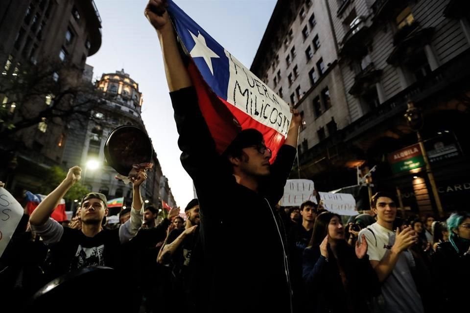Al menos 13 personas han muertos tras protestas en Chile en contra del alza del metro; el incremento fue anulado por el Gobierno de Piñera.