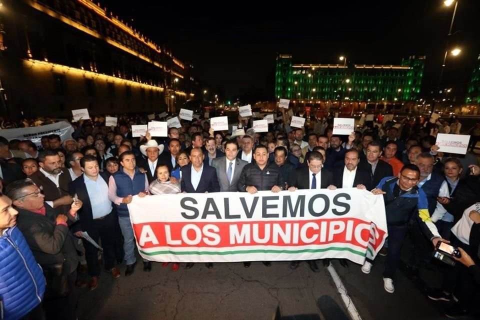 Frente a Palacio Nacional, Alcaldes piden al Presidente una audiencia para exigir más recursos a municipios.