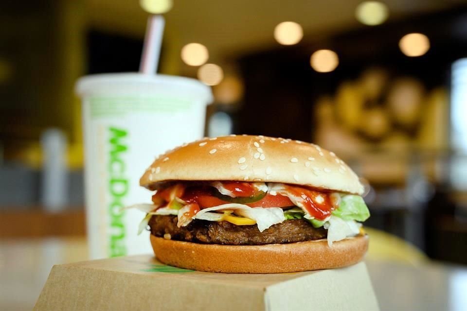 McDonald's quedó rezagada frente a Burger King y KFC en sus ofertas de hamburguesas sin contenido de carne animal.