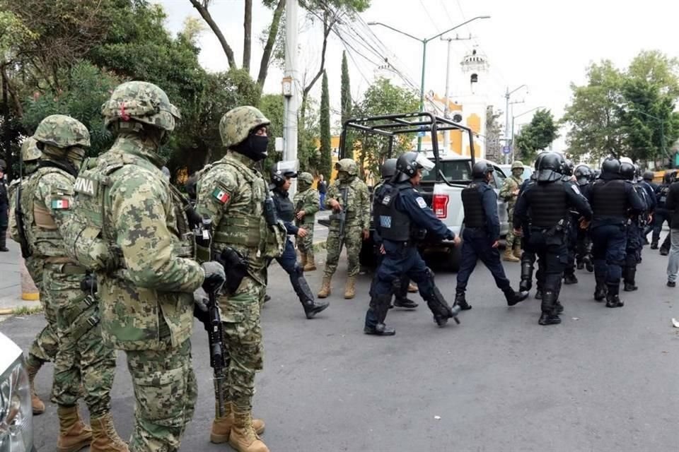 Alrededor de 31 integrantes de la Unión Tepito fueron detenidos con droga y armas de uso exclusivo del Ejército, durante un operativo en la Cuauhtémoc.