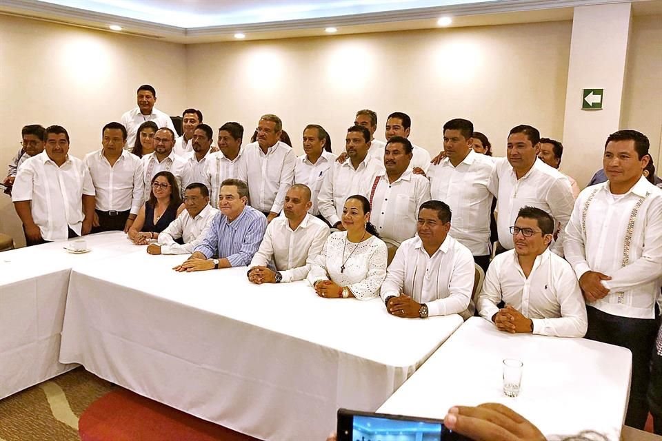 LOS NUEVOS MORENOS. Pío López Obrador (camisa azul), encabezó el martes la adhesión de los 21 Alcaldes a Morena. Los ediles llegaron a sus municipios abanderando al PRI, PVEM, Panal, y a los partidos estatales Chiapas Unidos y Mover a Chiapas.