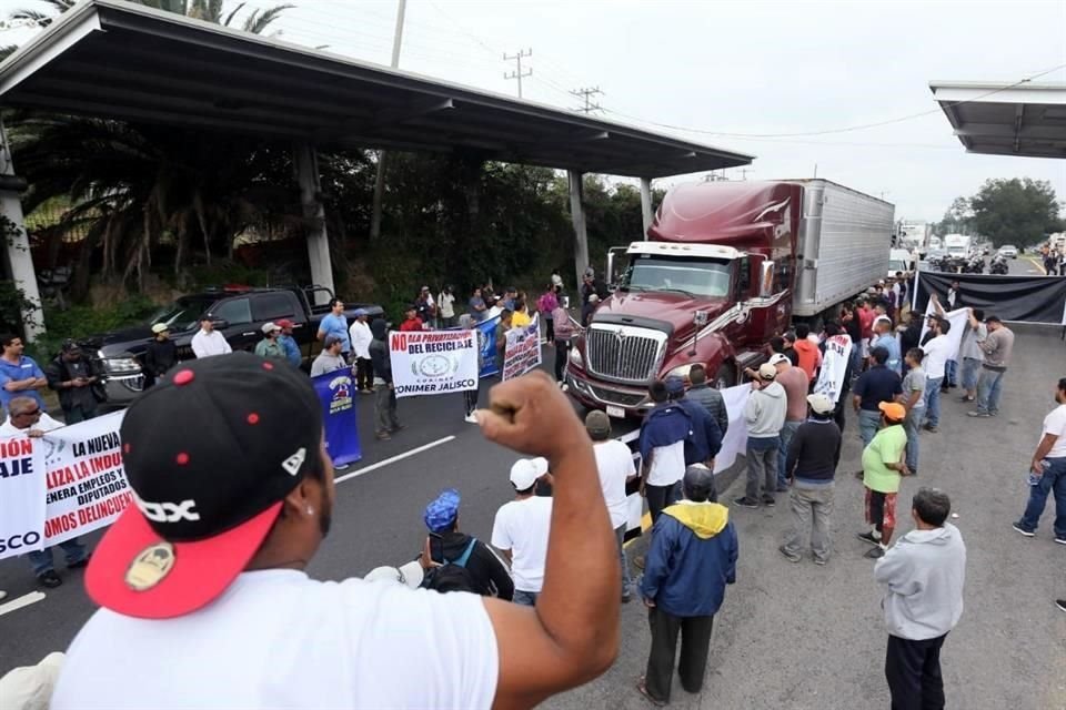 En Jalisco, están presentes con pancartas en las salidas de Guadalajara a Nogales, Zapotlanejo y Chapala.
