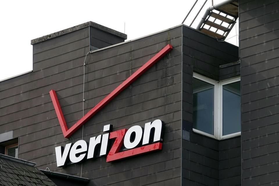 Verizon logró 283 mil nuevos clientes de teléfono celular que pagan mensualmente su factura, por encima de lo esperado por los analistas.