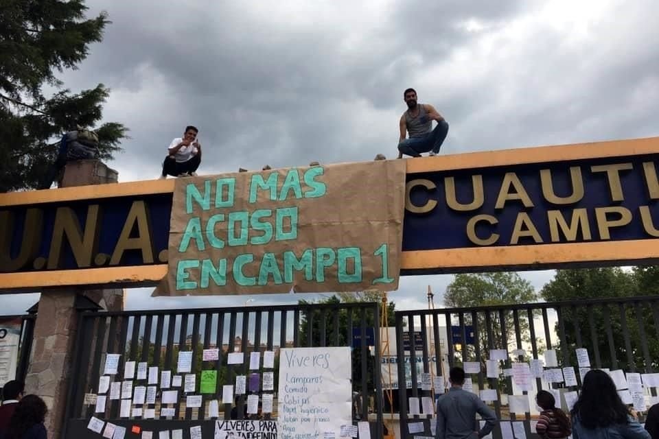 Alumnos colocaron mantas en la entrada de la FES Cuautitlán.