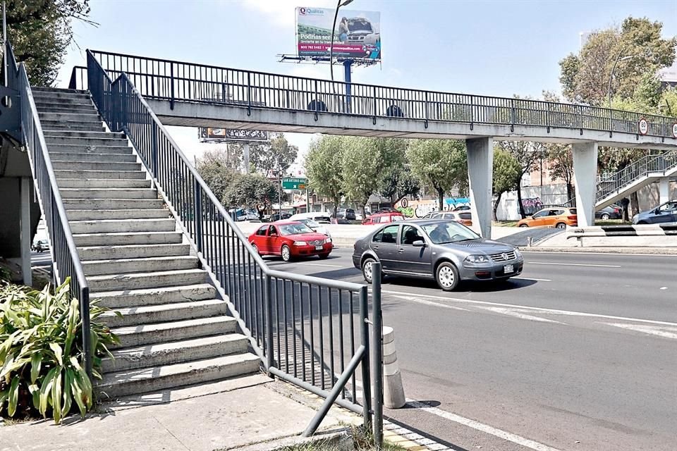 CDMX Hasta ahora, los puentes peatonales en la Capital se encuentran despejados de anuncios publicitarios, lo que abona a la visibilidad.