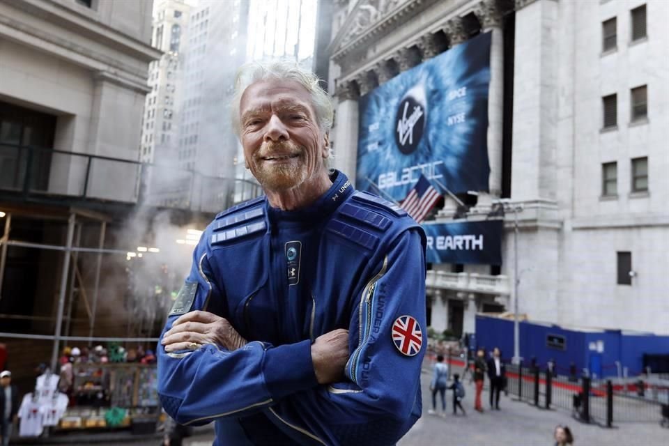 Sir Richard Branson, fundador de Virgin Galactic, afuera del New York Stock Exchange.