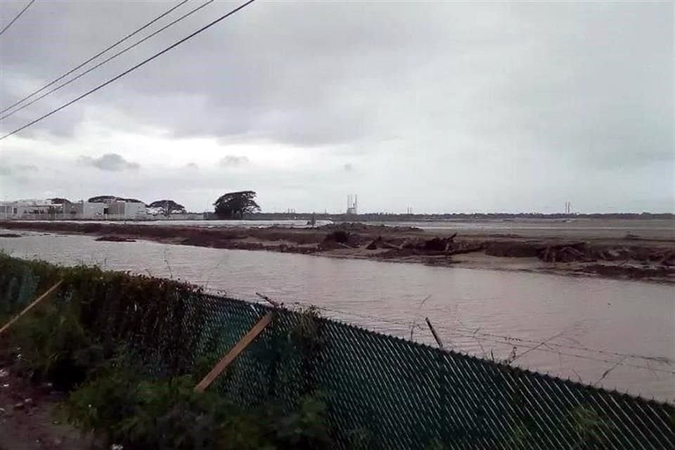 Inundación en terreno donde se construye la refinería de Dos Bocas.