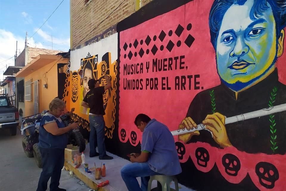 Como cada Da de Muertos, el grupo de artistas pinta paredes de viviendas ubicadas en las calles Igualdad y Copil, en el barrio de El Camposanto.