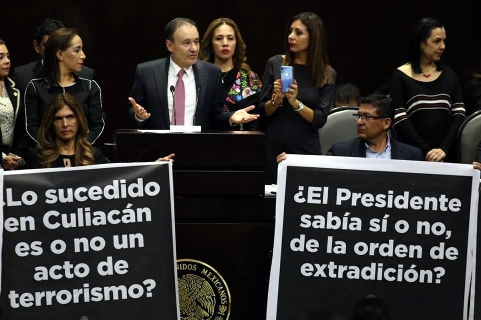 Panistas regresaron a la tribuna y exhibieron pancartas con cuestionamientos.