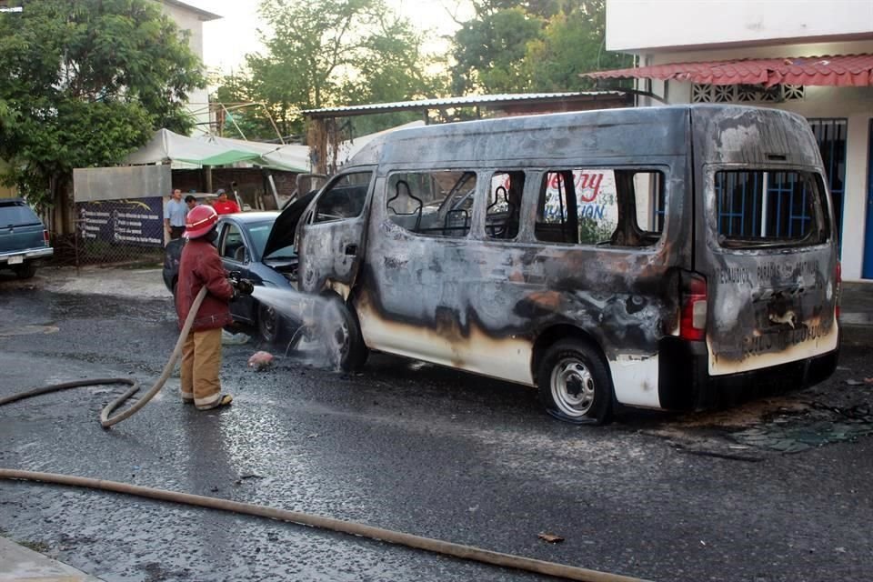 Vehículos incendiados el pasado viernes en Zihuatanejo tras un desalojo en la carretera federal.
