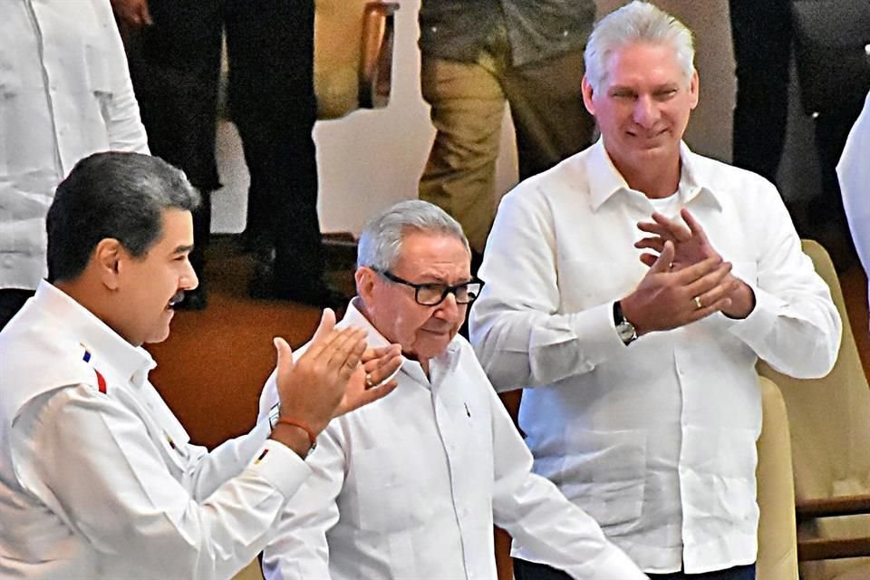 Nicolás Maduro, Presidente de Venezuela, Raúl Castro, primer secretario del Partido Comunista de Cuba y ex Presidente, y Miguel Días-Canel, Presidente cubano.