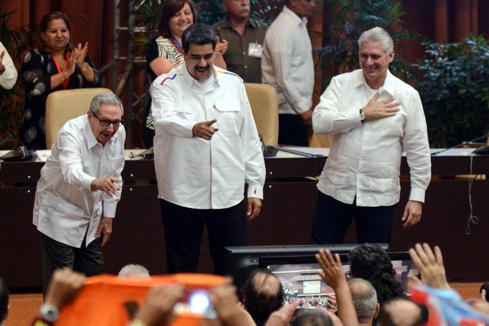 Raúl Castro (izq.), líder del partido comunista Cubano, y el Presidente de ese país, Miguel Díaz Canel (der.), acudieron al encuentro con Maduro.