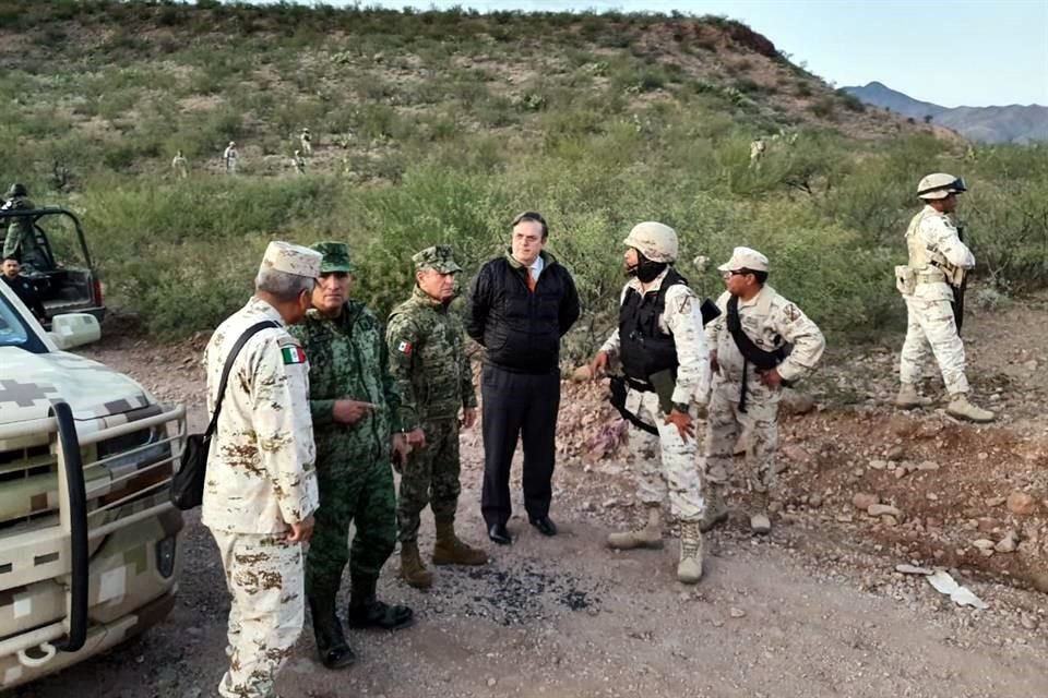 El Secretario de Relaciones Exteriores, Marcelo Ebrard, viajó a Sonora a inspeccionar el lugar donde ocurrió la masacre de nueve personas.