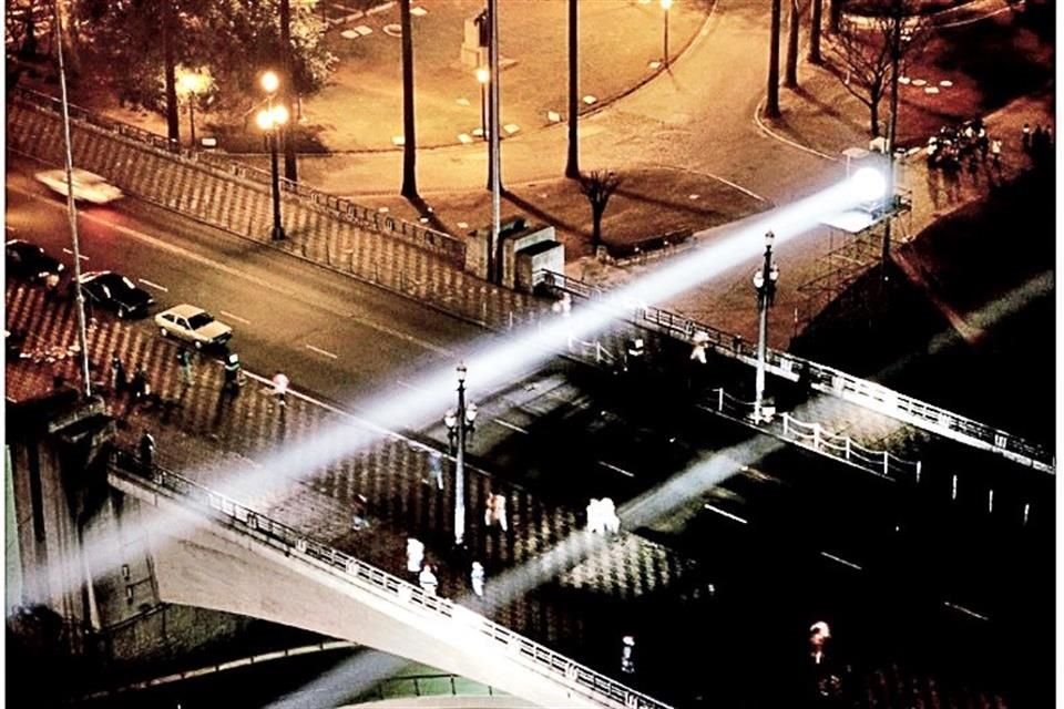 Con 'Detector de ausencias' colocó dos grandes proyectores sobre dos torres de 13 metros de altura para iluminar/señalar el paso masivo de personas por el puente del Viaducto de Chá en Sao Paulo.