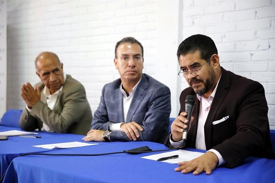 Leonardo García Camarena, presidente de la  Unión Nacional de Padres de Familia (derecha), afirmó que el programa ha ayudado positivamente a muchas comunidades-.