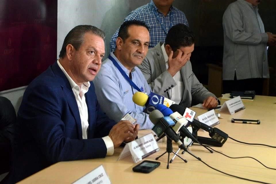 Rigoberto Laborín Valdez (izq), titular de la Comisión Estatal de Servicios Públicos de Tijuana, en conferencia.