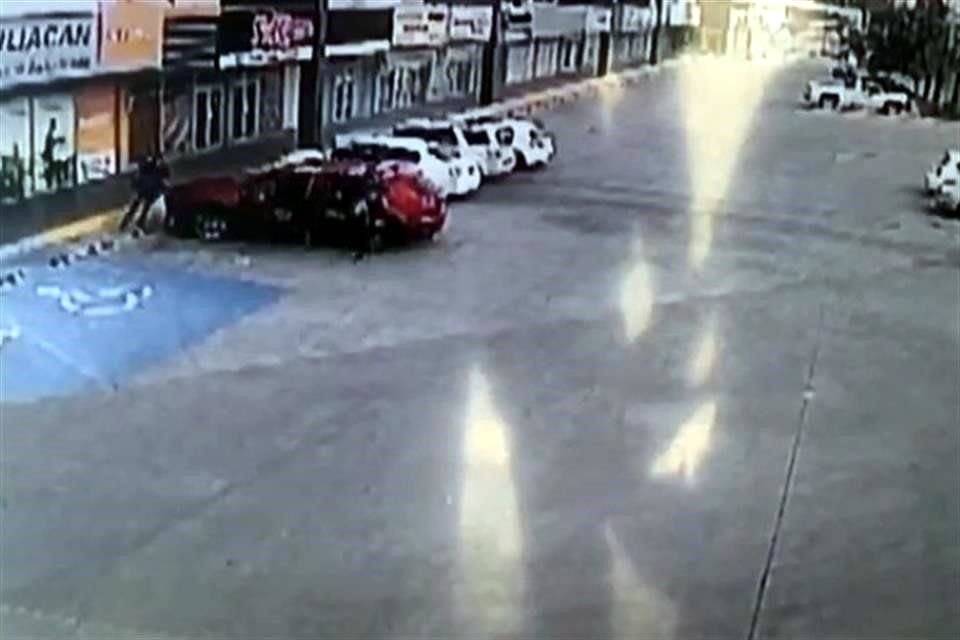 El policía fue asesinado mientras se encontraba dentro de su automóvil estacionado en un centro comercial de Culiacán, Sinaloa.