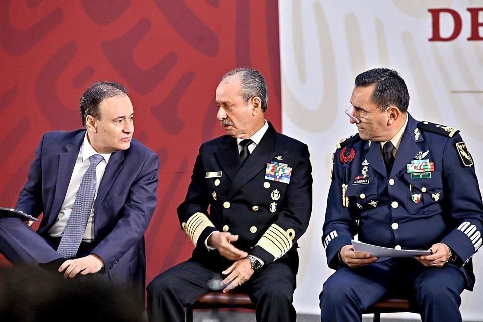 Alfonso Durazo, titular de Seguridad, José Rafael Ojeda Durán, secretario de Marina, y Homero Mendoza, Jefe del Estado Mayor de la Sedena, en conferencia.