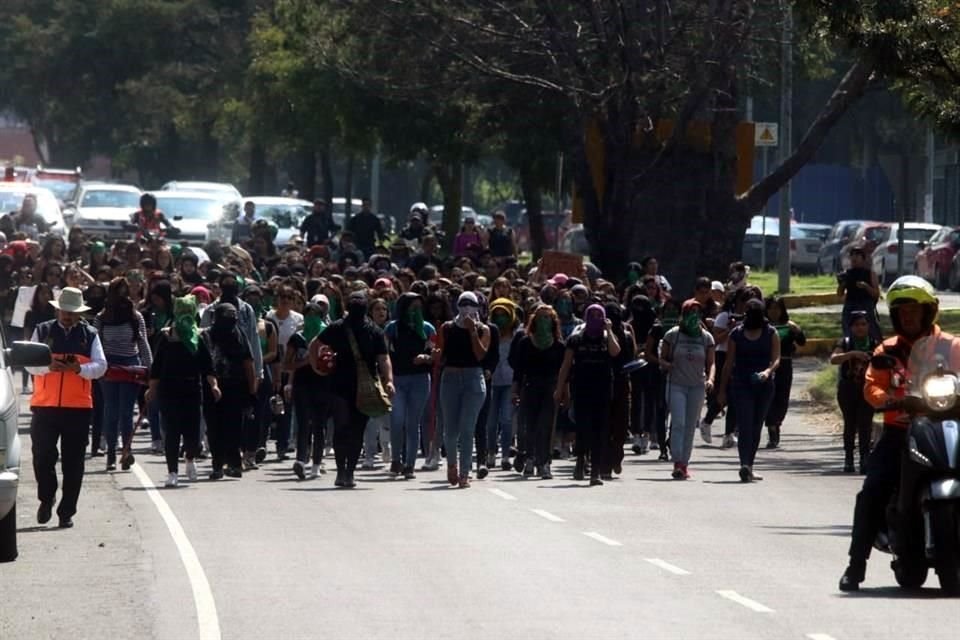 Las manifestantes avanzan por el Circuito Mario de la Cueva, con dirección a la Facultad de Filosofía y Letras.