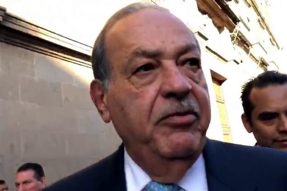 Tras salir del encuentro, el empresario Carlos Slim confirmó que sus empresas participarán en la licitación.