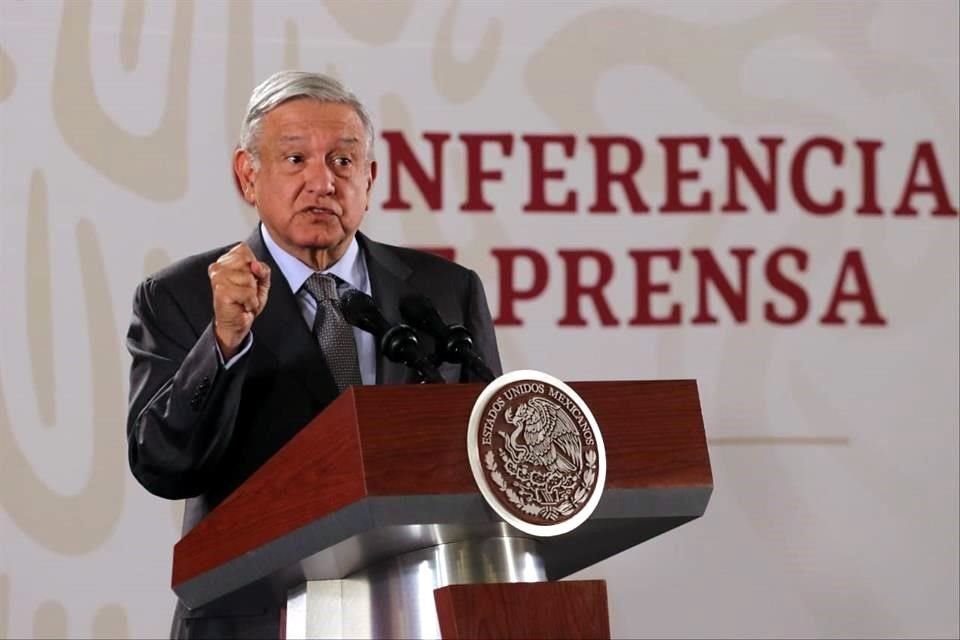 El Presidente López Obrador pidió a los normalistas que bloquean vías y que saquean camiones en Michoacán, que se porten bien.