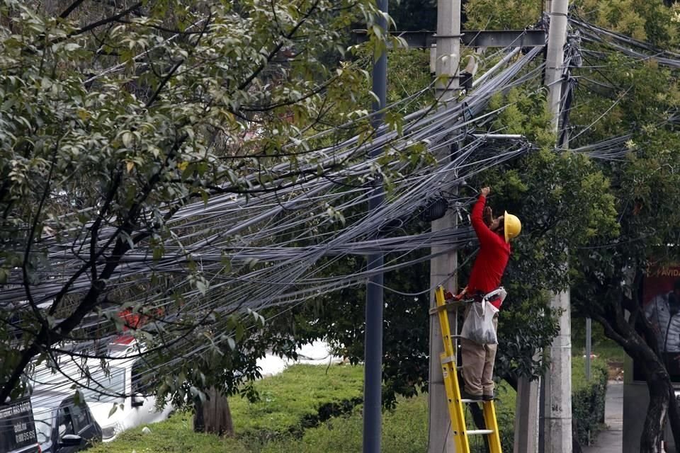 El exceso de cables en los postes de luz de la Ciudad ponen en riesgo a los capitalinos. 